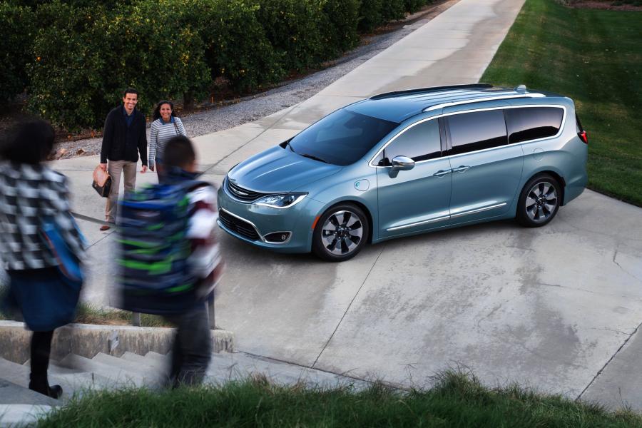  Chrysler Pacifica Hybrid Limited (RU) 2016 года  (фото 18 из 40)